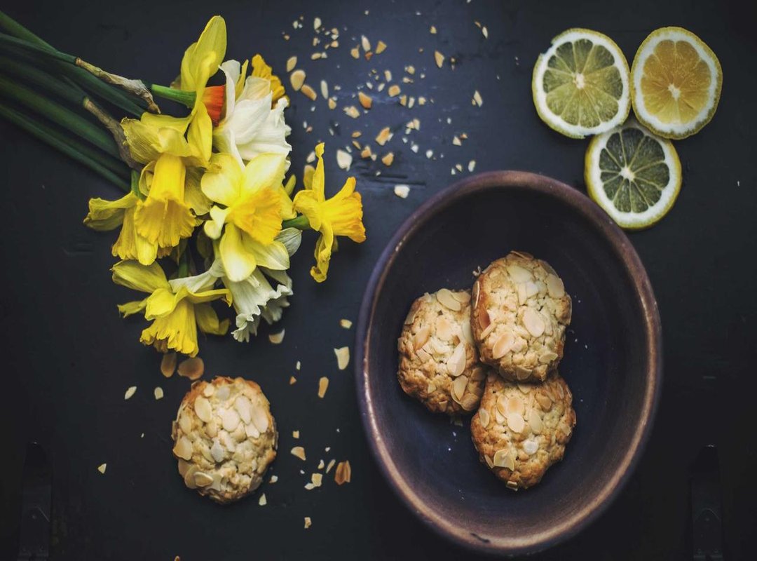 Spotting a 'Public Agent' in the Wild: Common Examples